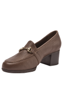 Zapato de mujer color marrón estilo charol, diseño tipo mocasín clásico con adorno metálico elegante sobre el empeine.