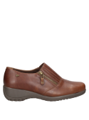 Zapato de cuero café para mujer, con cierre decorativo y banda elástica, versátil para ocasiones informales.