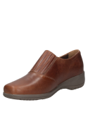 Zapato de mujer en cuero café con banda elástica sobre el empeine y cierre decorativo, ideal para un estilo casual urbano.
