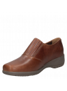Zapato de mujer en cuero café con banda elástica sobre el empeine y cierre decorativo, ideal para un estilo casual urbano.