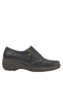 Zapato de cuero azul para mujer, estilo casual con banda elástica y cierre decorativo, ideal para un look relajado.
