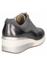 zapatilla azul de cuero para mujer, destacada por líneas limpias y estilo minimalista, adecuada para ocasiones informales.