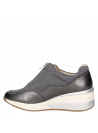 zapatilla azul de mujer con costuras visibles y suela gruesa, perfecta para combinar con atuendos athleisure.