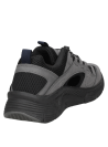 Sandalia gris de hombre con diseño moderno y cordones elásticos.