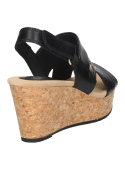 Sandalia femenina negra de cuero, estilo casual con taco cuña y punta abierta.