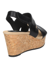 Sandalia femenina negra de cuero, estilo casual con taco cuña y punta abierta.