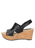 Sandalia de cuero negro, diseño informal para mujer, ideal para comodidad diaria.