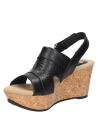 Sandalia negra de cuero para mujer, estilo informal con taco cuña de 8 cm y punta abierta.