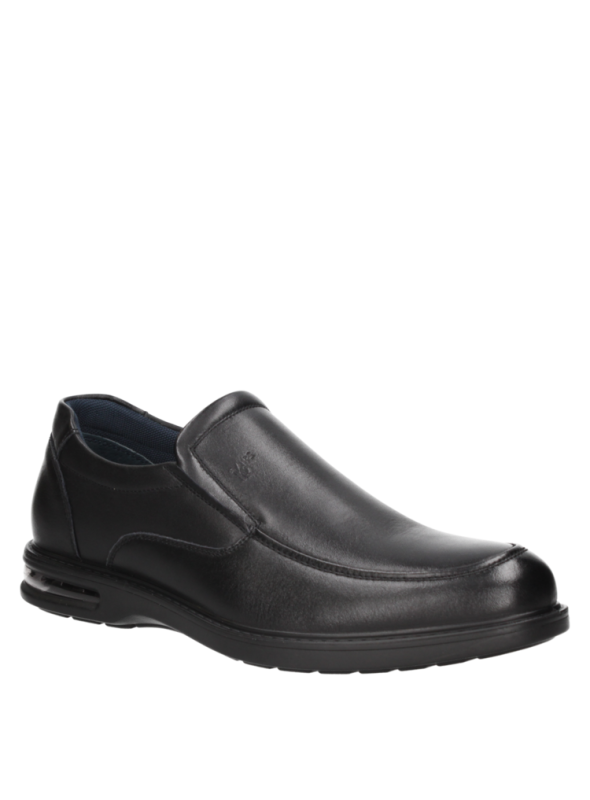 Horma amplia y diseño anatómico en zapato negro de cuero para hombre, estilo casual.