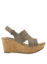 Sandalia taupe de cuero, diseño casual y liviano, ideal para mujeres que buscan comodidad.