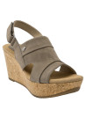 Confortable sandalia taupe de cuero para mujer, estilo informal con taco cuña y punta abierta.
