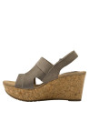 Elegante sandalia taupe de cuero, diseño ligero y cómodo, ideal para uso diario.