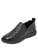 Zapato negro casual de cuero para mujer, diseñado para confort y adaptabilidad anatómica.