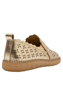Zapato casual oro de cuero para mujer, estilo versátil y cómodo.