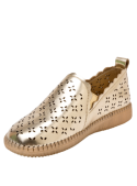 Calzado casual de cuero oro para mujer, ideal para diversas ocasiones.