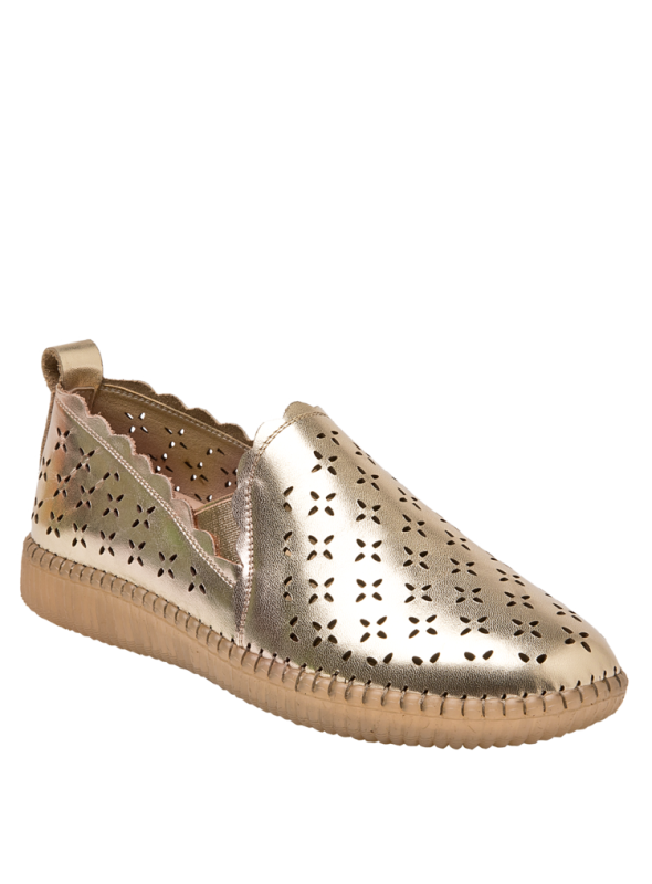 Zapato de cuero oro con caña de 7.5 cm, diseño cómodo para uso diario.