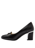 Calzado casual de cuero negro para mujer, con materiales suaves que se adaptan al pie.