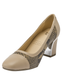Zapato de mujer en cuero beige, estilo charol con detalle brogue, combina elegancia y comodidad para eventos profesionales.