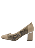 Calzado femenino beige de cuero charol, estilo clásico y sofisticado, perfecto para reuniones de negocios o cenas elegantes.