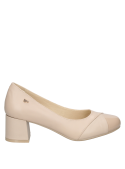 Zapato de vestir beige en cuero para mujer, ideal para combinar con trajes formales o vestidos elegantes.