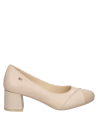 Zapato de vestir beige en cuero para mujer, ideal para combinar con trajes formales o vestidos elegantes.