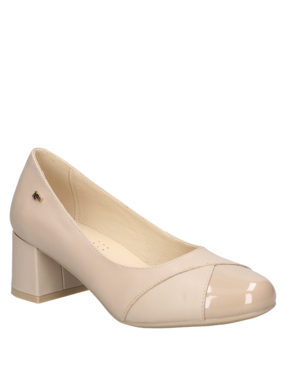Zapato de vestir en cuero negro para mujer, con diseño atemporal y versátil, adecuado para eventos corporativos.