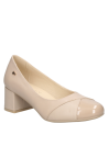 Zapato de cuero beige para mujer, diseño liso que resalta el contraste con la brillante puntera de charol.