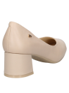 Zapato clásico de vestir en cuero beige para mujer, con detalle metálico lateral que añade un toque discreto y elegante.