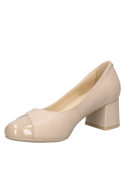 Zapato de vestir beige para mujer en cuero, con puntera redonda de charol que aporta un toque moderno y sofisticado.