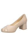 Zapato de vestir beige para mujer en cuero, con puntera redonda de charol que aporta un toque moderno y sofisticado.