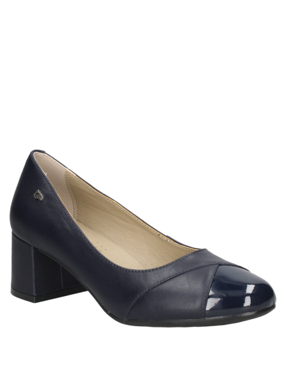 Zapato de vestir en cuero negro para mujer, con diseño atemporal y versátil, adecuado para eventos corporativos.