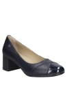 Elegante zapato azul de cuero para mujer, ideal para ocasiones formales, con un contraste entre la puntera y el cuerpo liso.