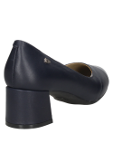 Zapato azul de cuero para mujer, diseño atemporal con puntera brillante de charol y taco que brinda estabilidad al caminar.