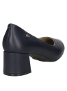 Zapato azul de cuero para mujer, diseño atemporal con puntera brillante de charol y taco que brinda estabilidad al caminar.