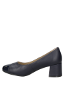 Calzado de cuero azul para mujer, estilo clásico, con taco medio cuadrado y detalle metálico elegante en el lateral.