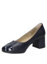 Zapato de vestir azul para mujer en cuero, con puntera redonda de charol que aporta un toque moderno y sofisticado.