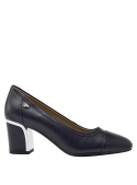 Zapato azul de charol para mujer, sofisticado y versátil, ideal para un look pulido en presentaciones formales.
