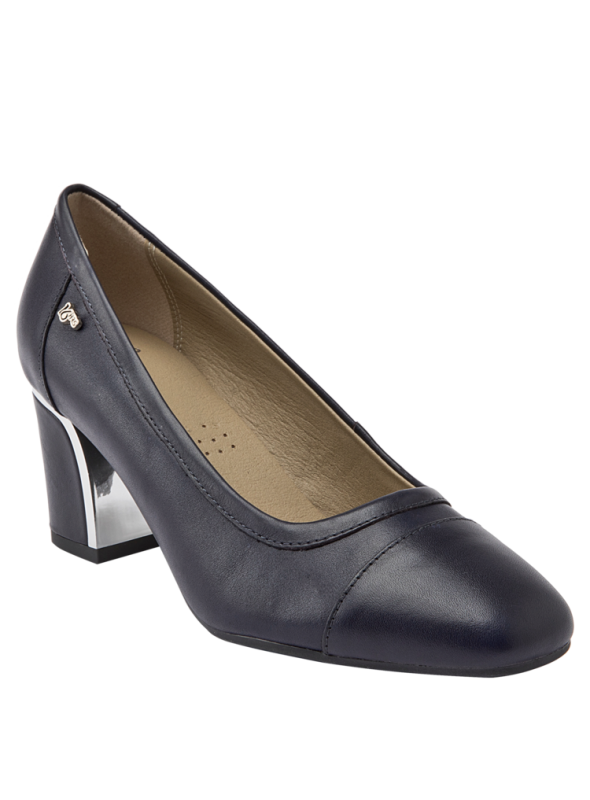 Calzado de mujer en cuero blanco charol, estilo clásico con detalle brogue, versátil para eventos profesionales y sociales.