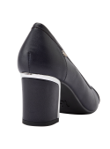 Zapato cerrado de charol azul para mujer, con un toque distintivo de brogue, adecuado para cenas elegantes.