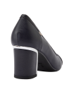 Zapato cerrado de charol azul para mujer, con un toque distintivo de brogue, adecuado para cenas elegantes.