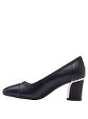 Elegante zapato de cuero azul con tacón cuadrado, perfecto para combinar con un traje sastre en ocasiones profesionales.