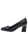 Elegante zapato de cuero azul con tacón cuadrado, perfecto para combinar con un traje sastre en ocasiones profesionales.
