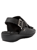 Sandalia de cuero negra, casual y cómoda, con detalles perforados en correas, perfecta para combinar con ropa informal.
