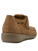 Zapato de cuero camel con altura de caña de 5 cm, diseñado para comodidad y versatilidad.