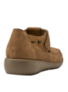 Zapato de cuero camel con altura de caña de 5 cm, diseñado para comodidad y versatilidad.