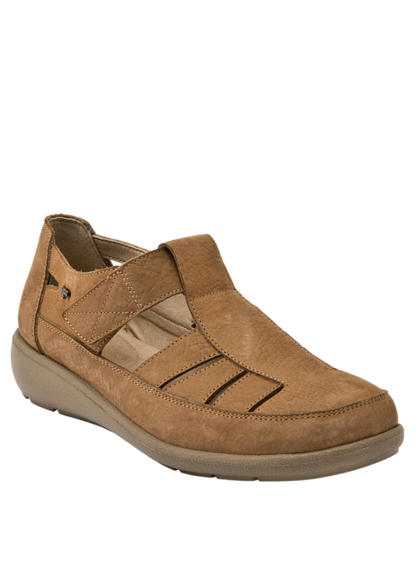 Zapato casual de cuero camel para mujer con taco cuña de 3.3 cm, ideal para uso diario.