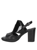 Sandalia de charol negro de cuero para mujer, ideal para verano, fresca y estilizada.