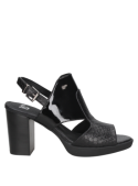 Sandalia de cuero negro para mujer, diseño anatómico y plantilla cómoda para uso prolongado.