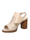 Sandalia de taco bloque en cuero beige charol para mujer, combina estilo y comodidad con su diseño anatómico.