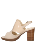 Elegante sandalia de cuero beige charol con forro suave y plantilla cómoda, perfecta para días calurosos.